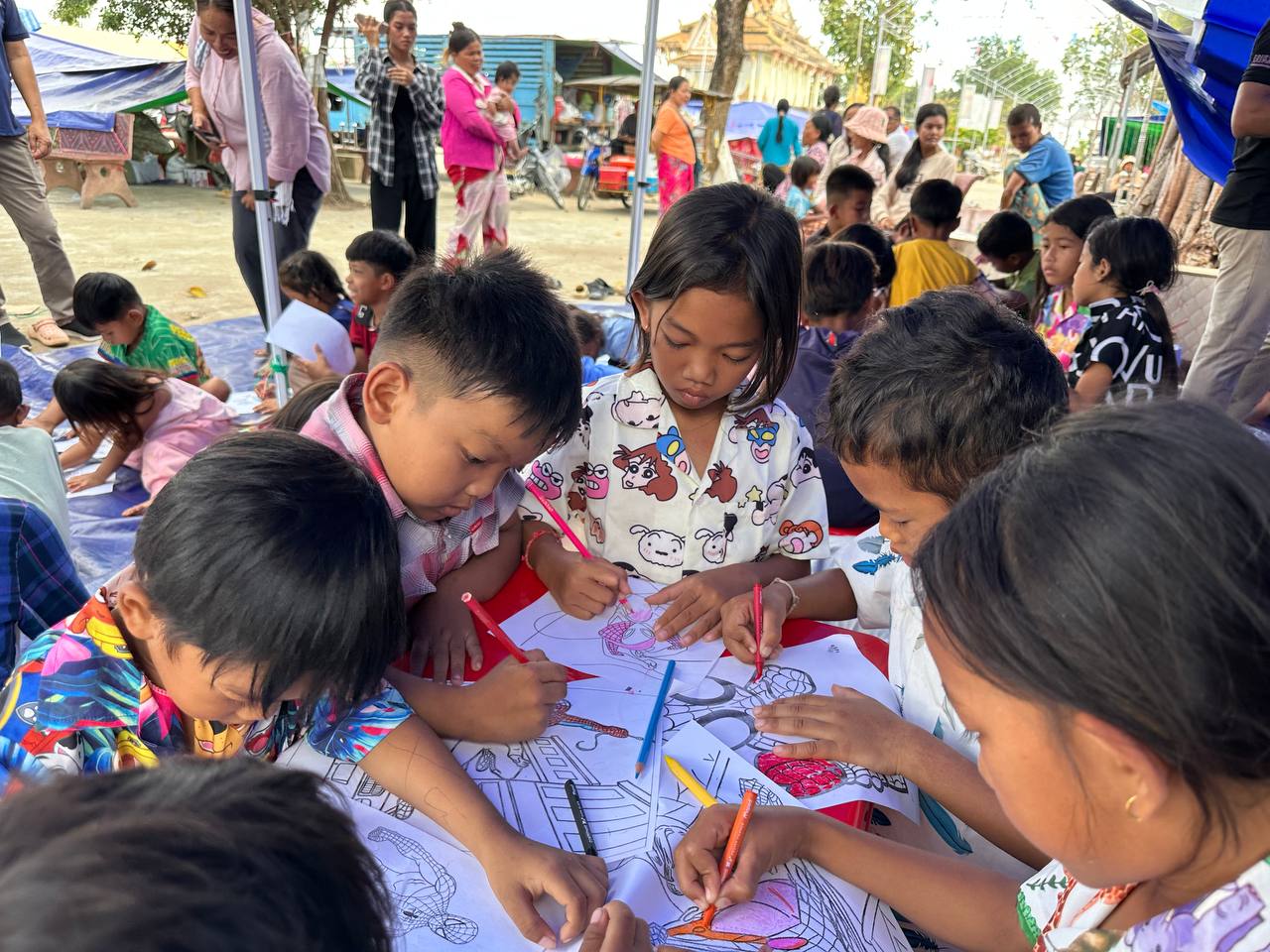 ក្រុមការងារនៃអង្គការម្លប់ឫស្សី នៅក្នុងតំបន់ភៀសសឹក នៅក្នុងបរិវេណ វត្តភូមិថ្មី ស្ថិតក្នុងឃុំបន្សាយត្រែង ស្រុកថ្មគោល ខេត្តបាត់ដំបង